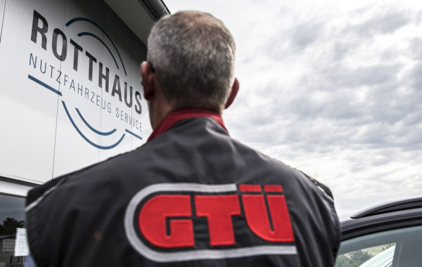 Hauptuntersuchung an einem LKW von der GTÜ